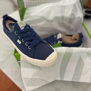 NWT Cariuma Navy Sneakers